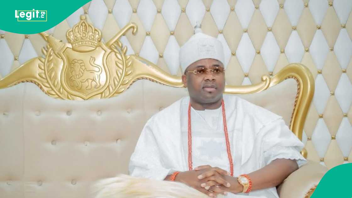 Oba Elegushi and Medlin boss meet at event, fans react to their greeting trend Oba Elegushi and Medlin boss meet at event, fans react to their greeting trend