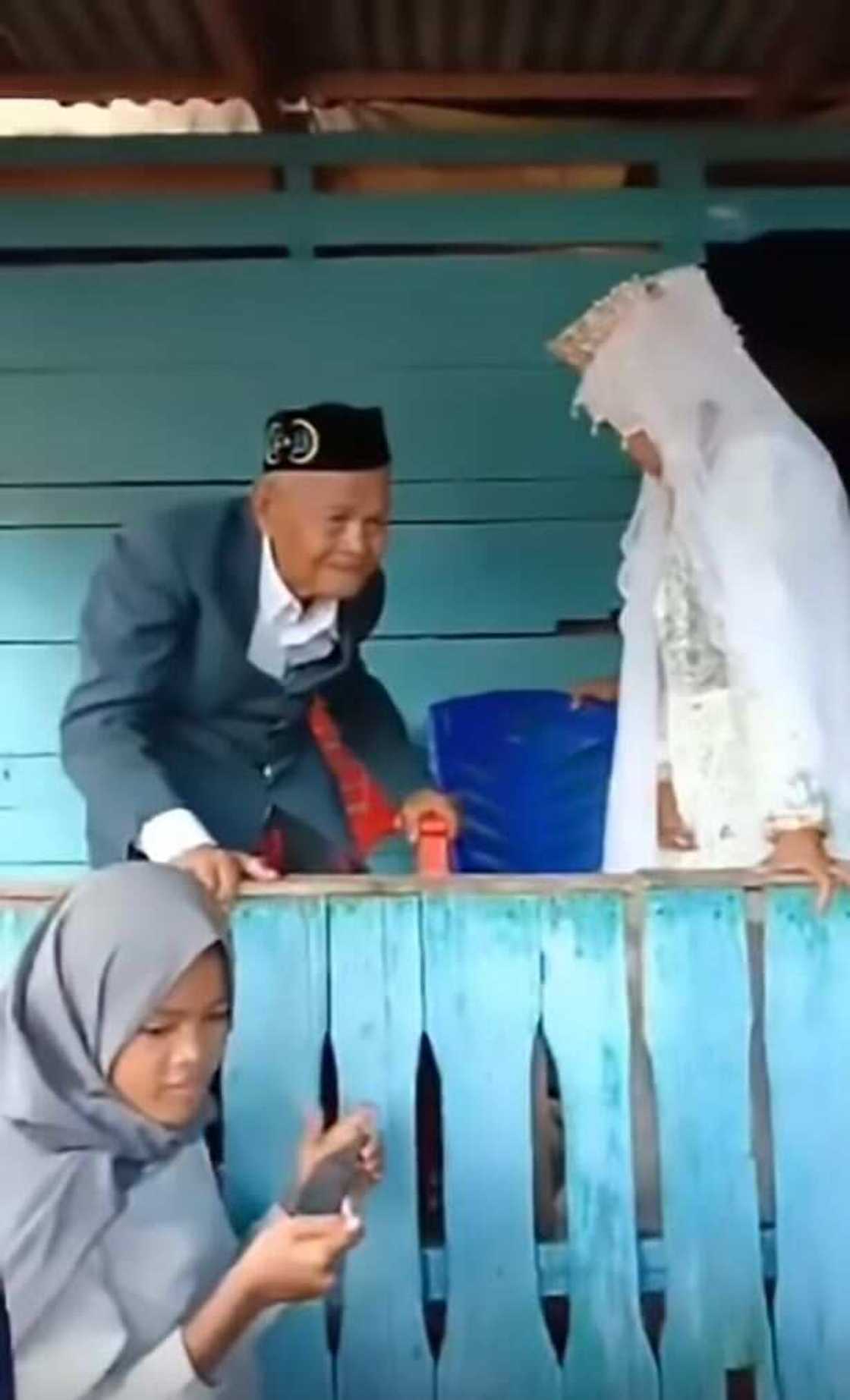 Tsoho mai shekaru fiye da 100 ya auri budurwa 'yar 20 (Hotuna) Tsoho mai shekaru fiye da 100 ya auri budurwa 'yar 20 (Hotuna)