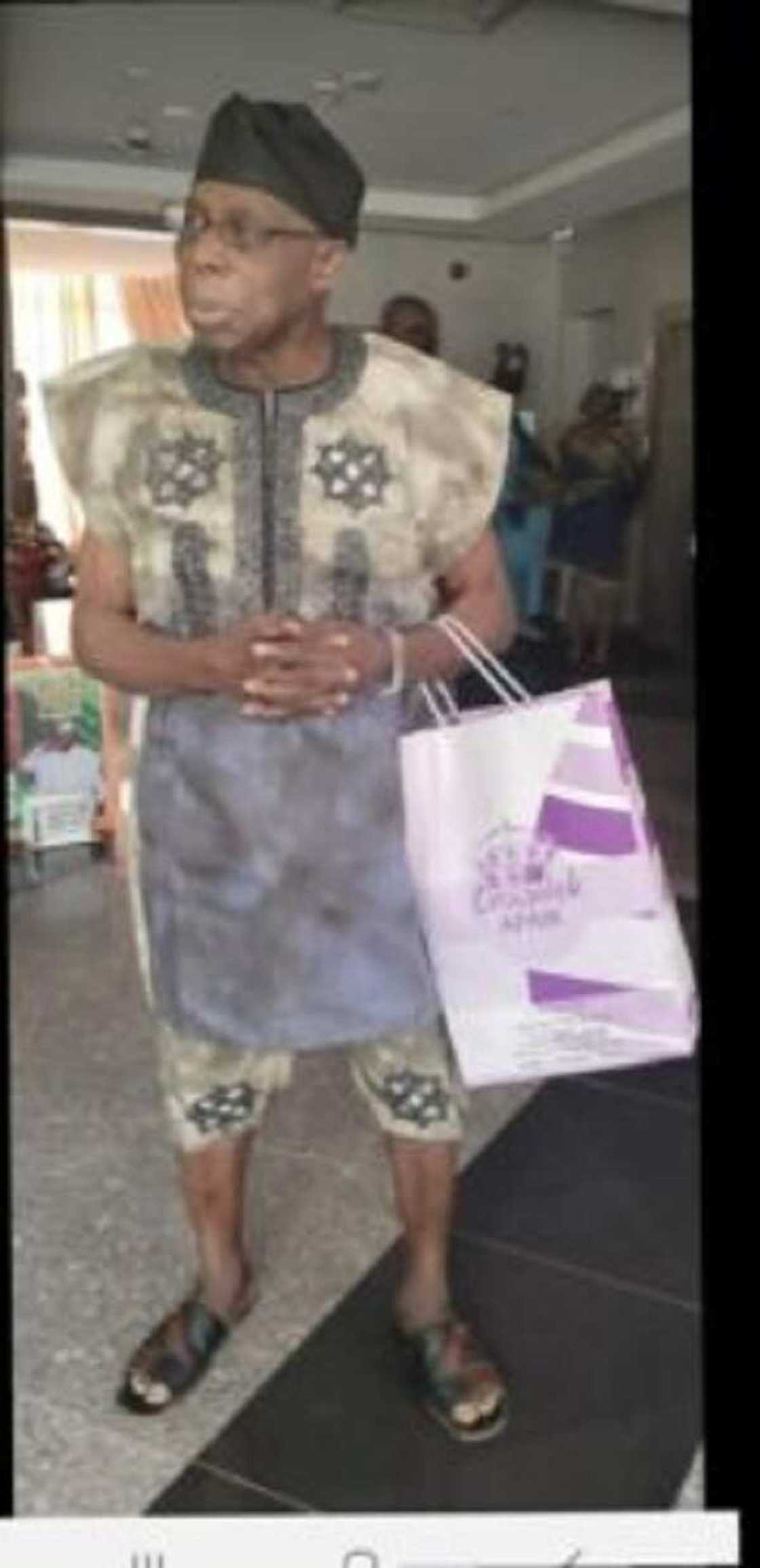 Hotunan Obasanjo ya cakare tare da gwangwajewa tamkar matashin saurayi Hotunan Obasanjo ya cakare tare da gwangwajewa tamkar matashin saurayi