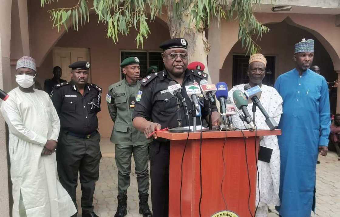 'Yan sanda: Yadda muka ceto mata masu juna biyu daga hannun Turji a Zamfara 'Yan sanda: Yadda muka ceto mata masu juna biyu daga hannun Turji a Zamfara