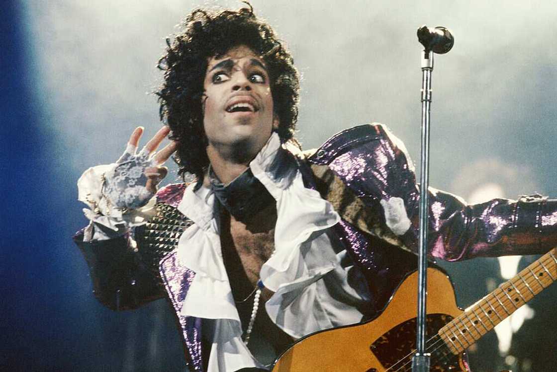 Prince se produit en concert vers 1985 à Los Angeles, en Californie. (Photo par Michael Ochs Archives) Prince se produit en concert vers 1985 à Los Angeles, en Californie. (Photo par Michael Ochs Archives)