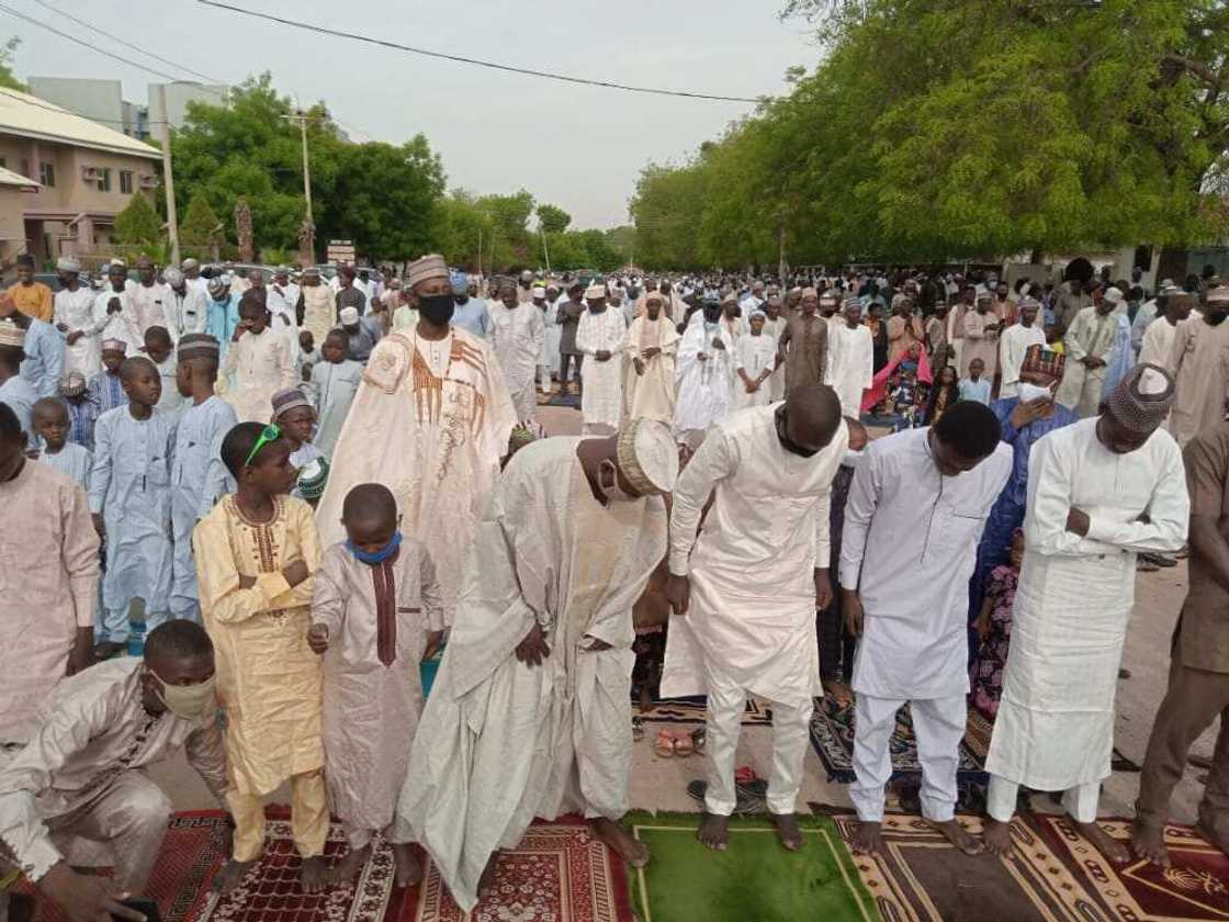 Babu wata nesanta: Hotunan yadda aka gudanar da Sallar Idi a Kano Babu wata nesanta: Hotunan yadda aka gudanar da Sallar Idi a Kano