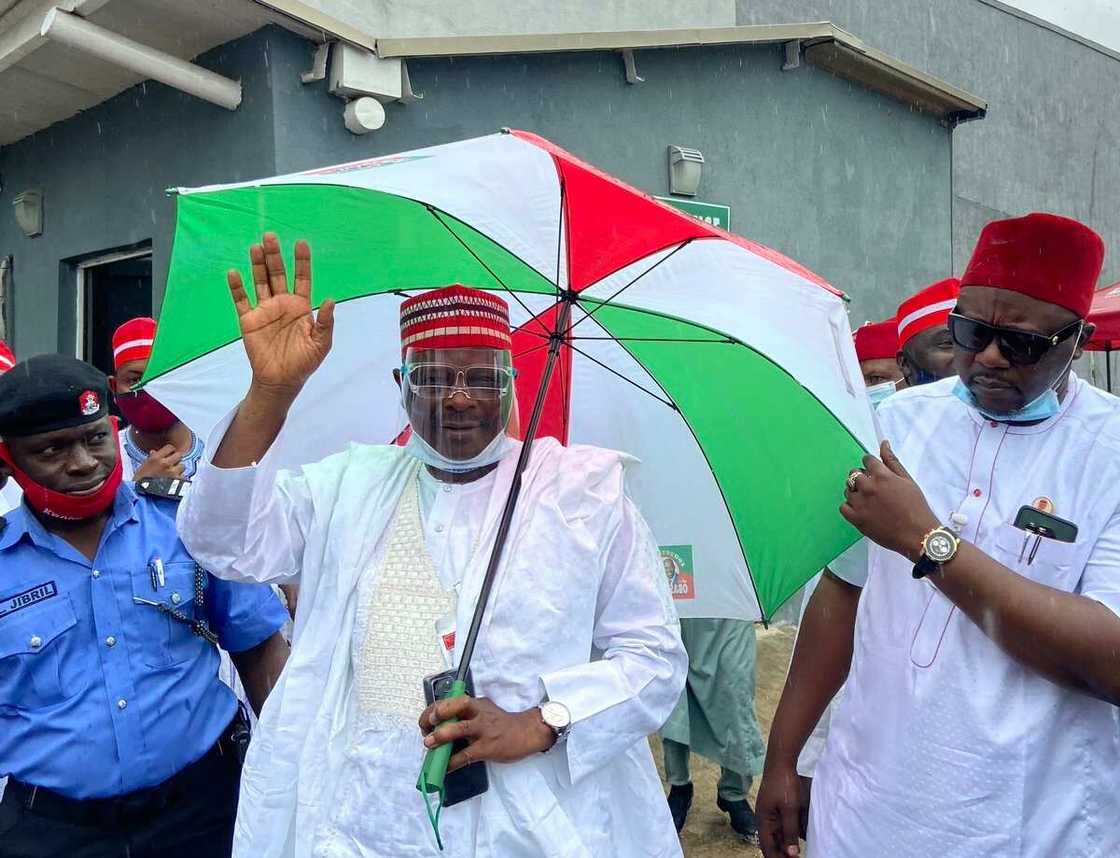Rabiu Kwankwaso ya isa Benin, ya na ganawa da manyan PDP kan zaben Edo Rabiu Kwankwaso ya isa Benin, ya na ganawa da manyan PDP kan zaben Edo