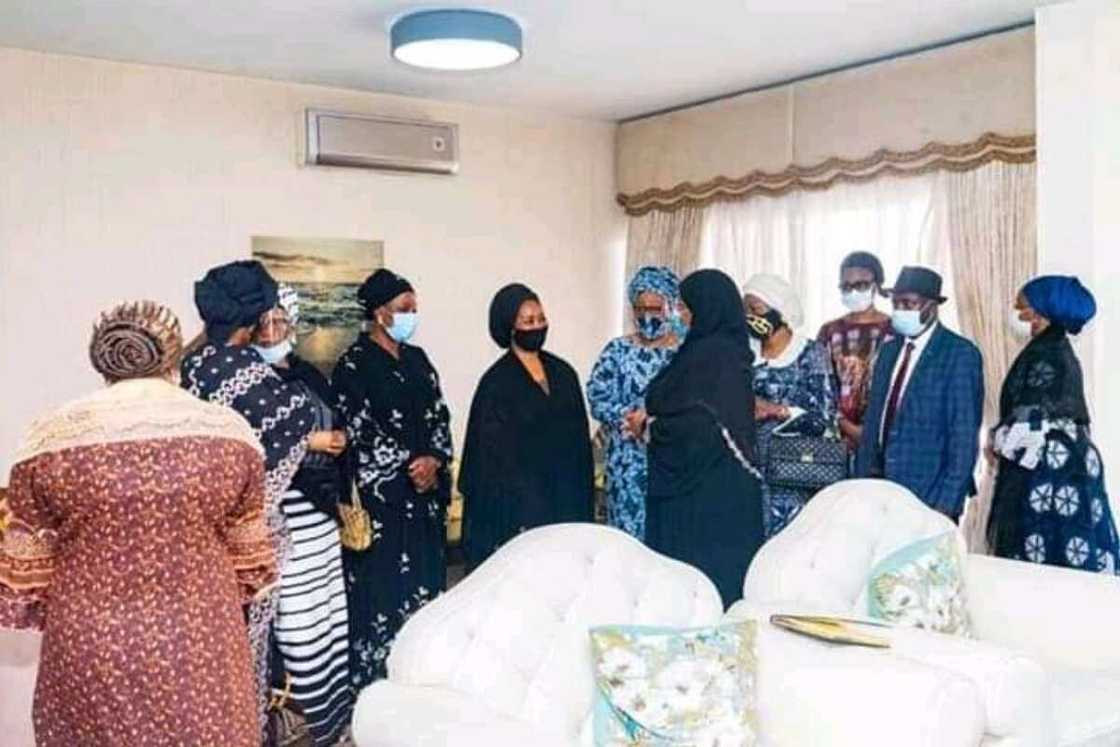 Hotunan ziyarar ta'aziyar da Aisha Buhari ta kai wa surukar Ganduje Hotunan ziyarar ta'aziyar da Aisha Buhari ta kai wa surukar Ganduje