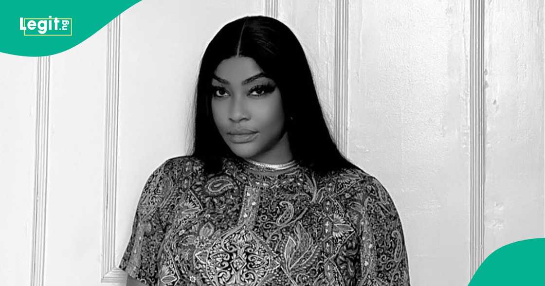 Fans drag Angela Okorie as she sings praises of Nigerian police. Fans drag Angela Okorie as she sings praises of Nigerian police.