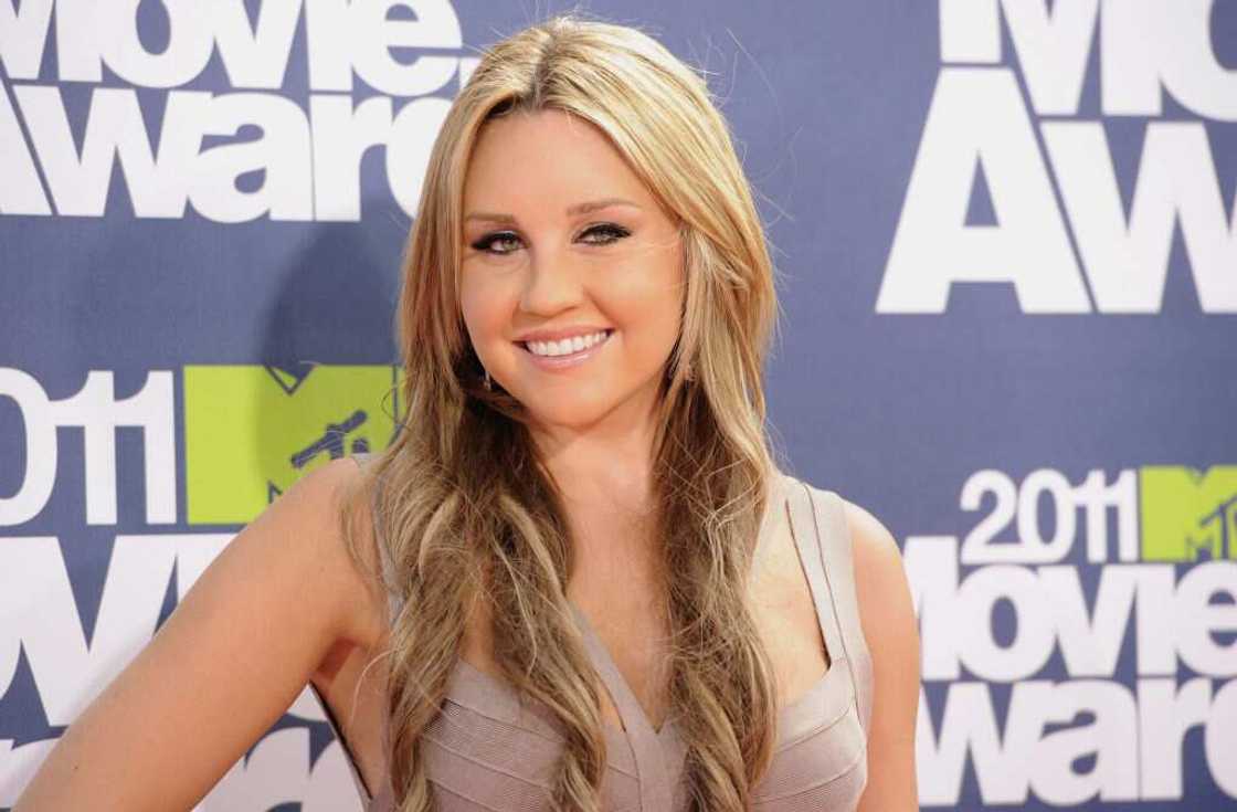 Actress Amanda Bynes at the 2011 MTV Movie Awards at Universal Studios' Gibson Amphitheatre. Actress Amanda Bynes at the 2011 MTV Movie Awards at Universal Studios' Gibson Amphitheatre.