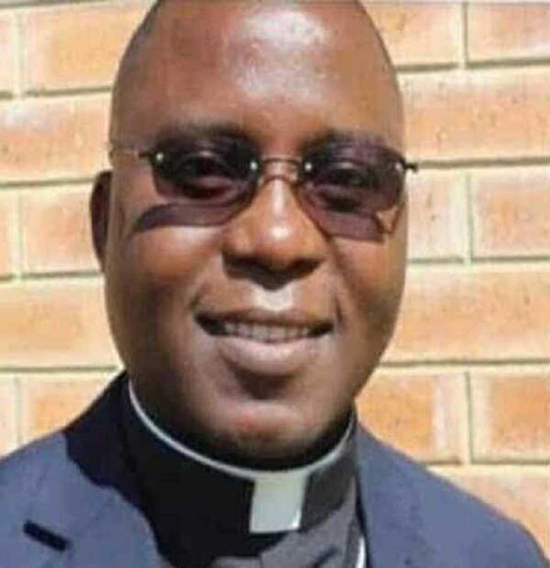 Turmi da tabarya: Matar aure ta mutu yayin da Fasto ke lalata da ita a gidansa Turmi da tabarya: Matar aure ta mutu yayin da Fasto ke lalata da ita a gidansa