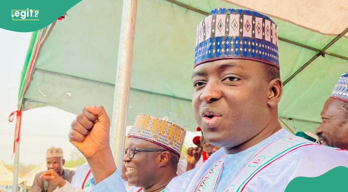 EFCC ta ce ta samu sama da N4 biliyan a asusun da Sagir Bafarawa ne kadai ke iya fidda kudi EFCC ta ce ta samu sama da N4 biliyan a asusun da Sagir Bafarawa ne kadai ke iya fidda kudi