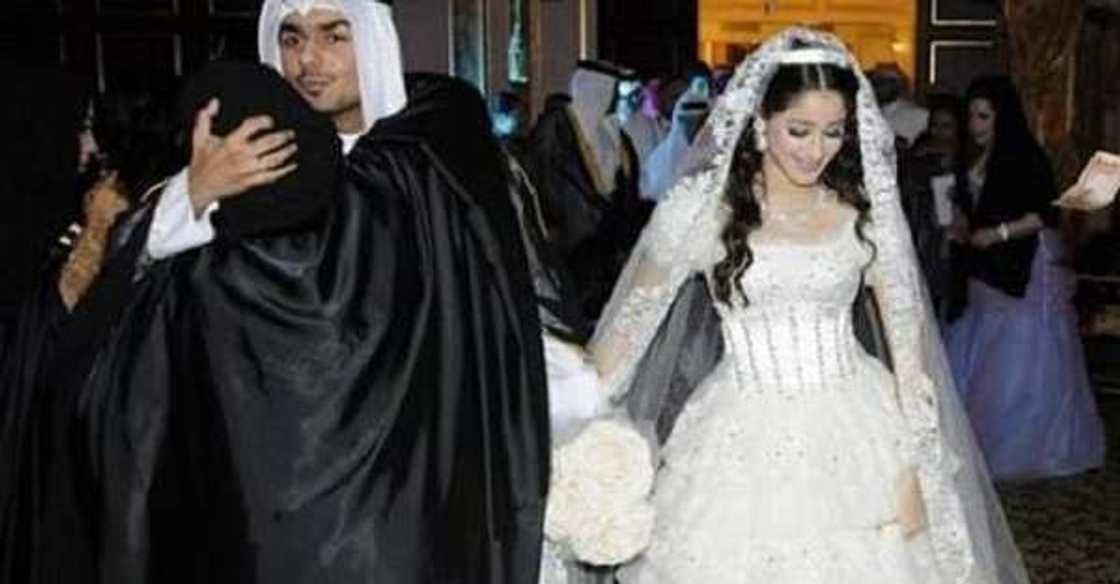 Wani Ango ya saki amaryarsa bayan sa'a daya kacal da daura aurensu a Saudiyya Wani Ango ya saki amaryarsa bayan sa'a daya kacal da daura aurensu a Saudiyya