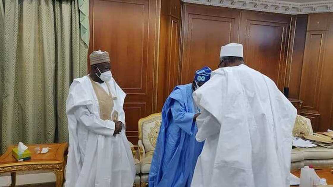 Gaba da gaban ta: Bidiyo da hotunan Tinubu ya na jinjina, gurfane gaban Aminu Dantata