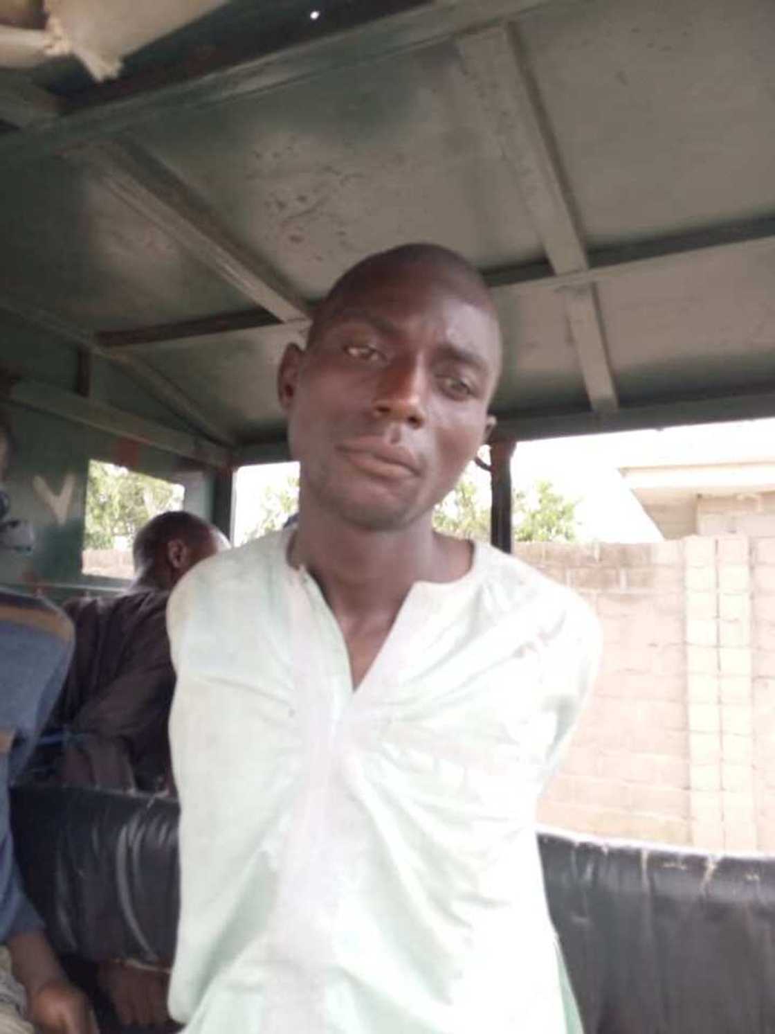 Fashi da garkuwa da mutane: Sojoji Sun kama rikakkun 'yan ta'adda 5 a Katsina (Hotuna) Fashi da garkuwa da mutane: Sojoji Sun kama rikakkun 'yan ta'adda 5 a Katsina (Hotuna)