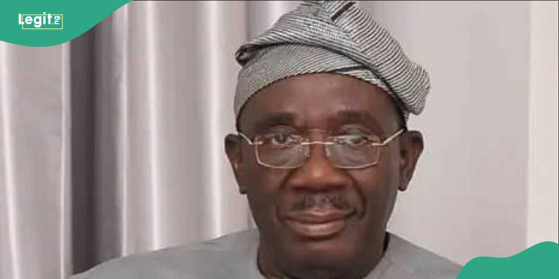 Senator Francis Fadahunsi urges supporters to monitor the voting process in Ilesha. Senator Francis Fadahunsi urges supporters to monitor the voting process in Ilesha.