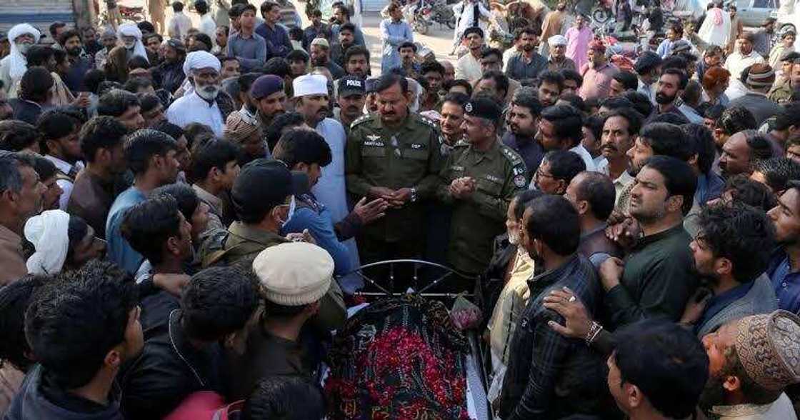 Zargin kona Al-Kur'ani: Fusatattun jama'a sun babbaka wani mutum a Pakistan Zargin kona Al-Kur'ani: Fusatattun jama'a sun babbaka wani mutum a Pakistan