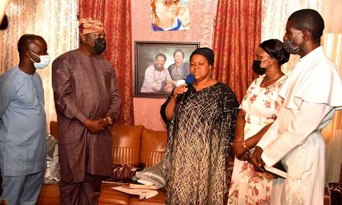 Emotional Photos as Lagos Govt Officials Visit Family of Prophet TB Joshua Emotional Photos as Lagos Govt Officials Visit Family of Prophet TB Joshua