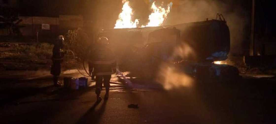 Yanzu-yanzu: Tankar dakon man fetur ta kama da wuta a gadar Kara Yanzu-yanzu: Tankar dakon man fetur ta kama da wuta a gadar Kara