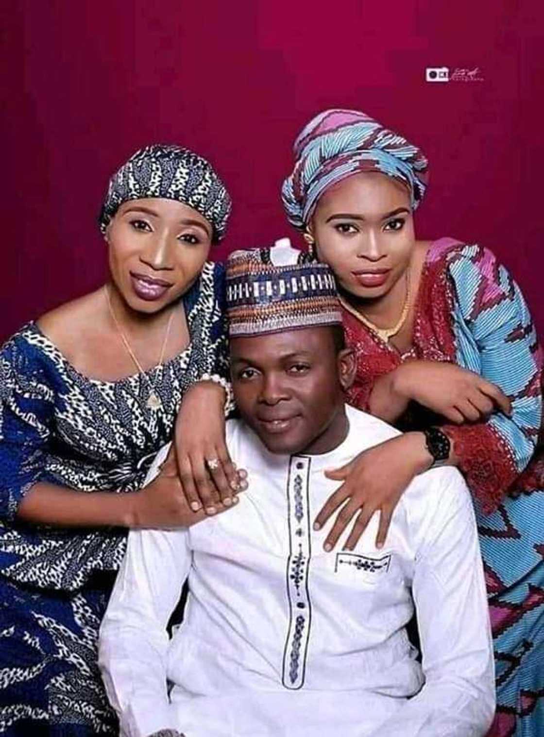 Duniya ta yi dadi: Kansila ya aure mata 2 a rana daya a jahar Nassarawa Duniya ta yi dadi: Kansila ya aure mata 2 a rana daya a jahar Nassarawa