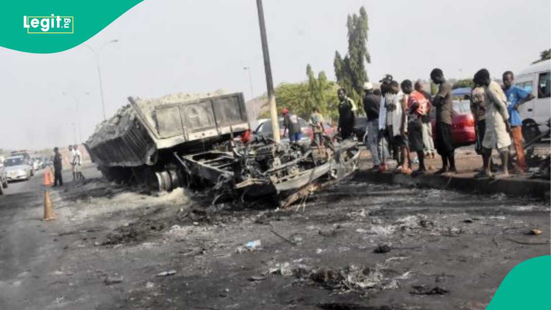 Mazauna Karu sun fadi yadda hatsarin mota ya yi ajalin mutum 10 da kona motoci 18 Mazauna Karu sun fadi yadda hatsarin mota ya yi ajalin mutum 10 da kona motoci 18