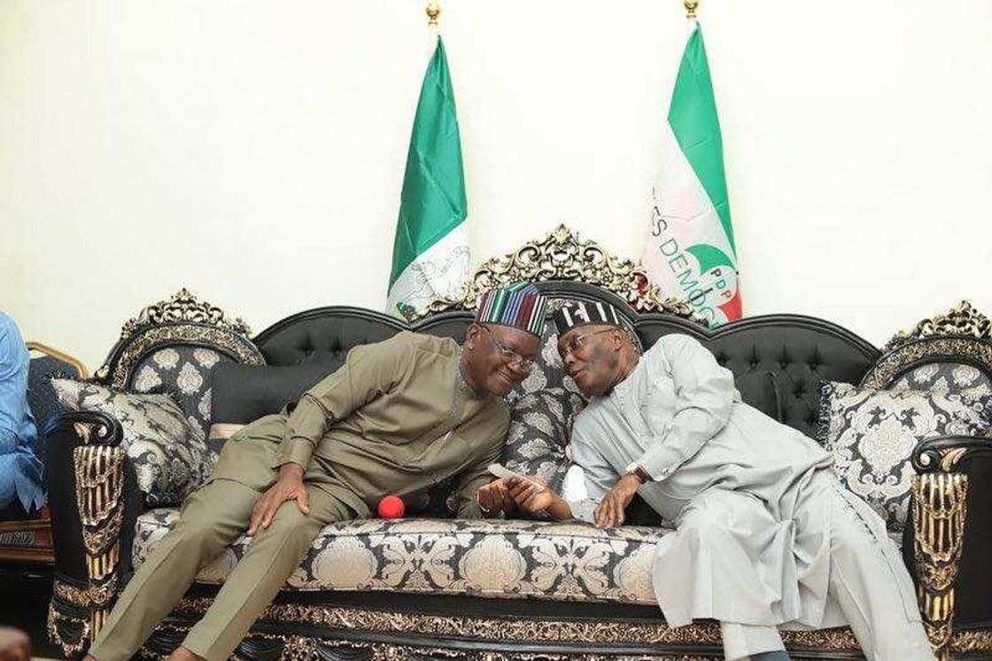 Atiku ya ziyarci ‘Yan gudun hijira, ya gwangwaje su da kyautar Naira Miliyan 50 nan take Atiku ya ziyarci ‘Yan gudun hijira, ya gwangwaje su da kyautar Naira Miliyan 50 nan take