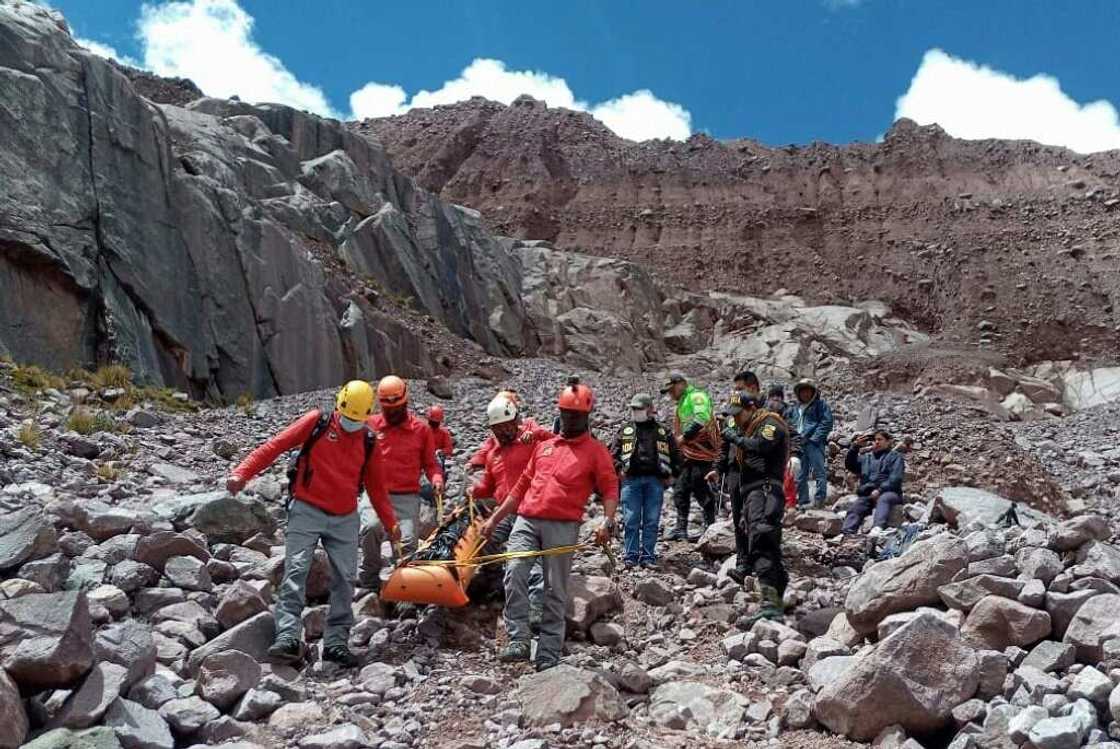 Handout picture released by Peruvian High Mountain Police of rescuers retrieving the body of an Italian tourist on September 19, 2022 after he disappeared nearly 80 days ago while hiking in the Andes Handout picture released by Peruvian High Mountain Police of rescuers retrieving the body of an Italian tourist on September 19, 2022 after he disappeared nearly 80 days ago while hiking in the Andes