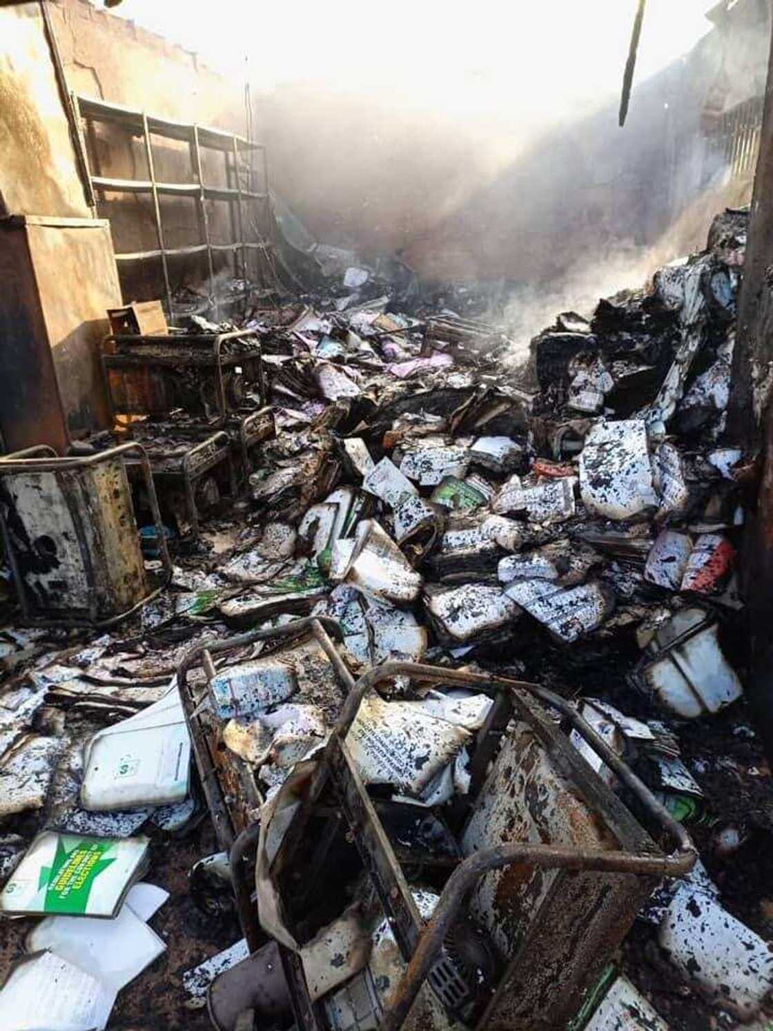 Da duminsa: Gobara ta kama ofishin hukumar INEC a jihar Enugu Da duminsa: Gobara ta kama ofishin hukumar INEC a jihar Enugu