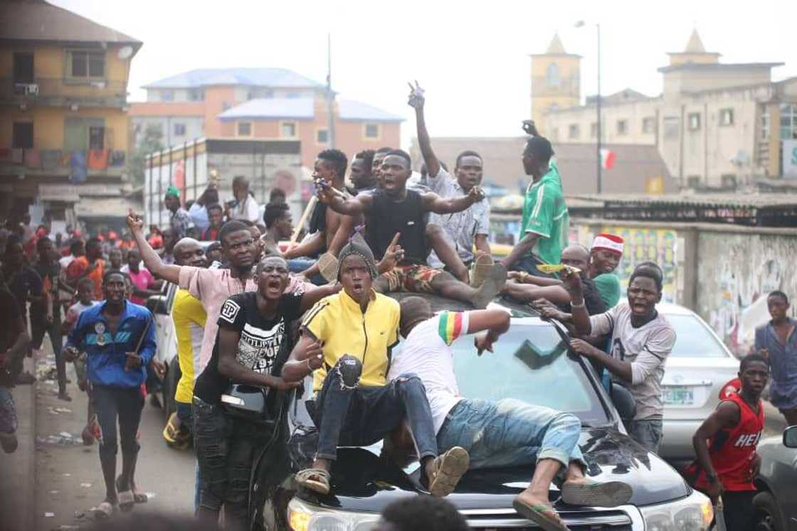 Magoya bayan Kwankwaso a unguwar Agege da ke jihar Legas Magoya bayan Kwankwaso a unguwar Agege da ke jihar Legas