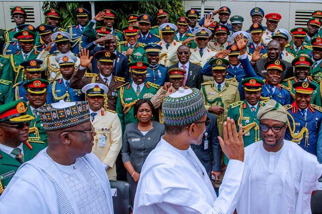 Buhari ya halarci bikin yaye daliban kwalejin horas da manyan hafsoshin Sojoji (Hotuna) Buhari ya halarci bikin yaye daliban kwalejin horas da manyan hafsoshin Sojoji (Hotuna)