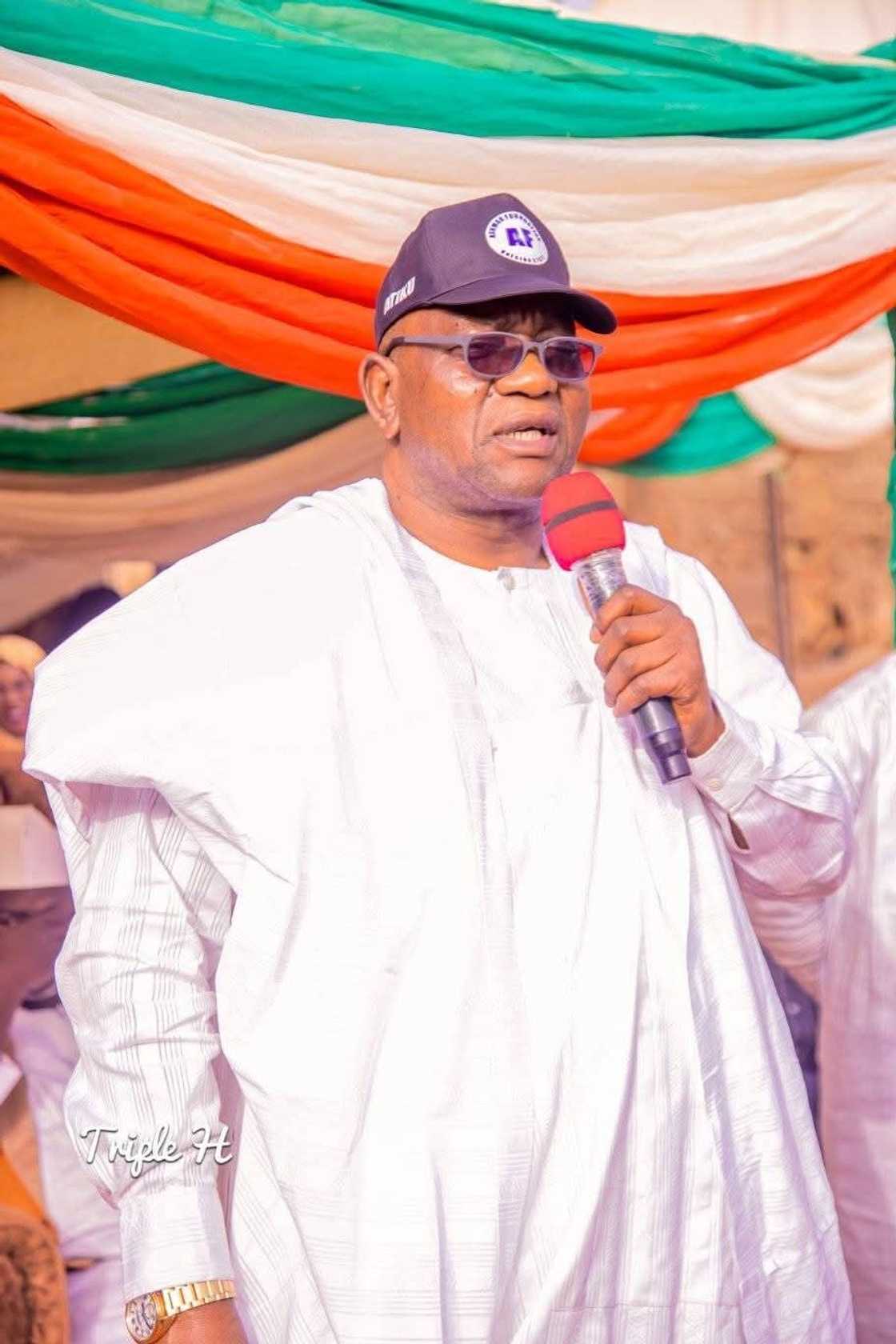 Mustapha Inuwa ya ce ana ba 'yan bindiga kudi a Katsina Mustapha Inuwa ya ce ana ba 'yan bindiga kudi a Katsina