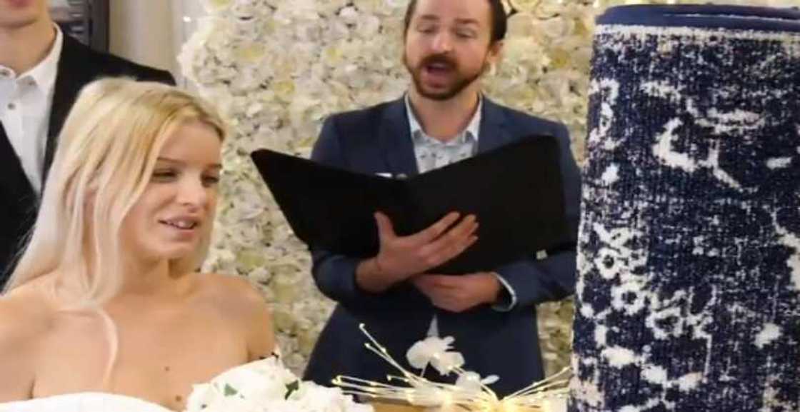 Babbar magana: Hotunan yadda aka daura auren wata mata da kafet din dakinta Babbar magana: Hotunan yadda aka daura auren wata mata da kafet din dakinta