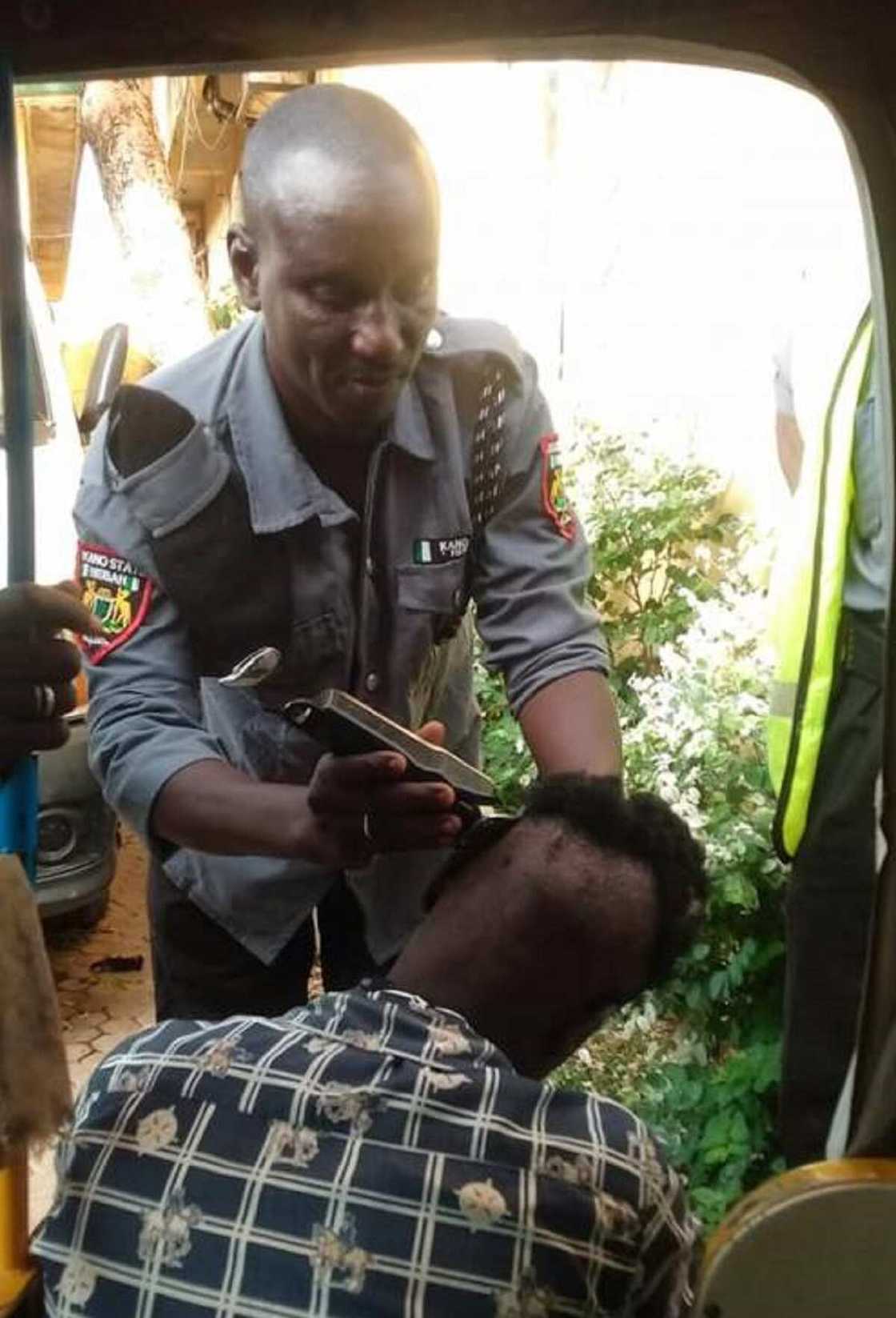 Kano: Hotunan jami'an Hisbah suna yi wa matasa aski a tituna Kano: Hotunan jami'an Hisbah suna yi wa matasa aski a tituna