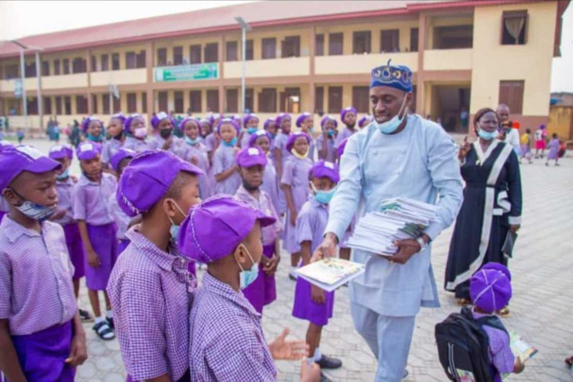 Olaseni donates exercise books, school bags to pupils.