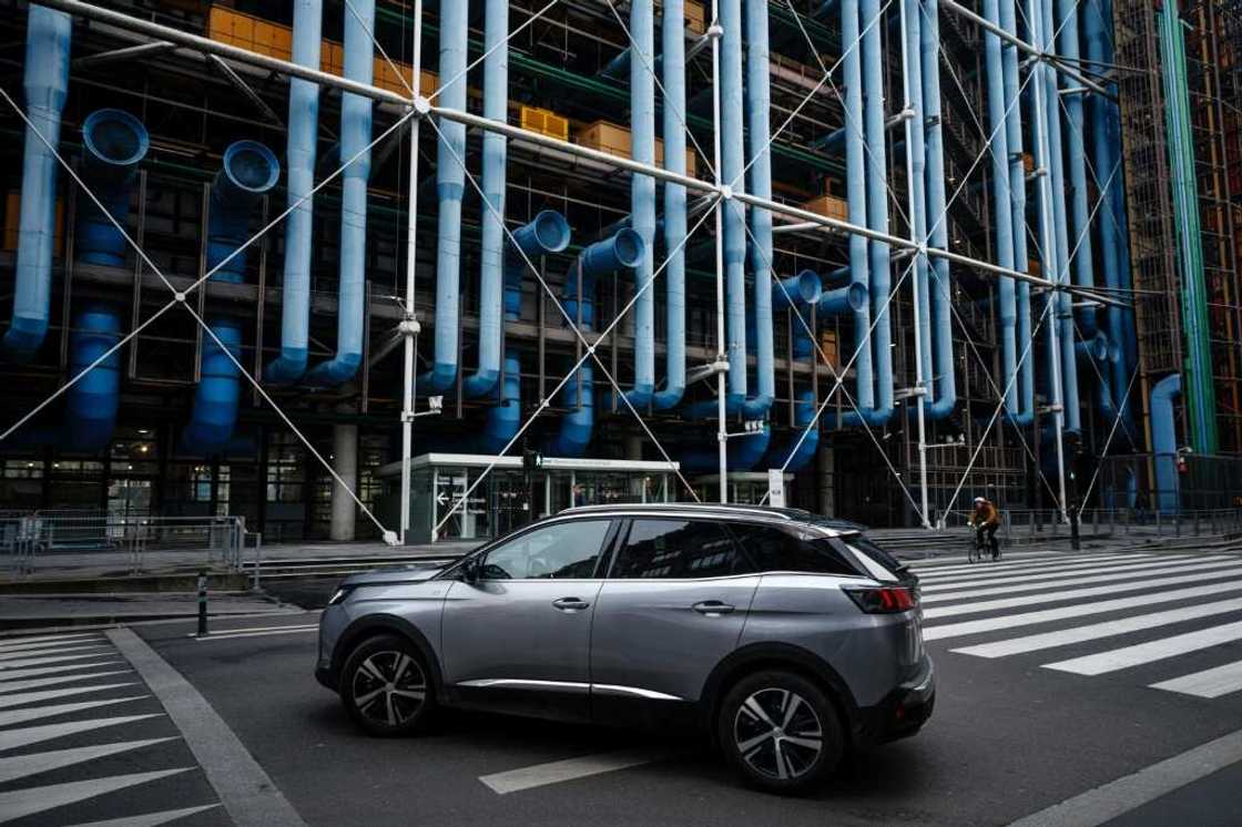 Cars weighing more than 1.6 tonnes would be slapped with swingeing parking charges if the vote passes Cars weighing more than 1.6 tonnes would be slapped with swingeing parking charges if the vote passes