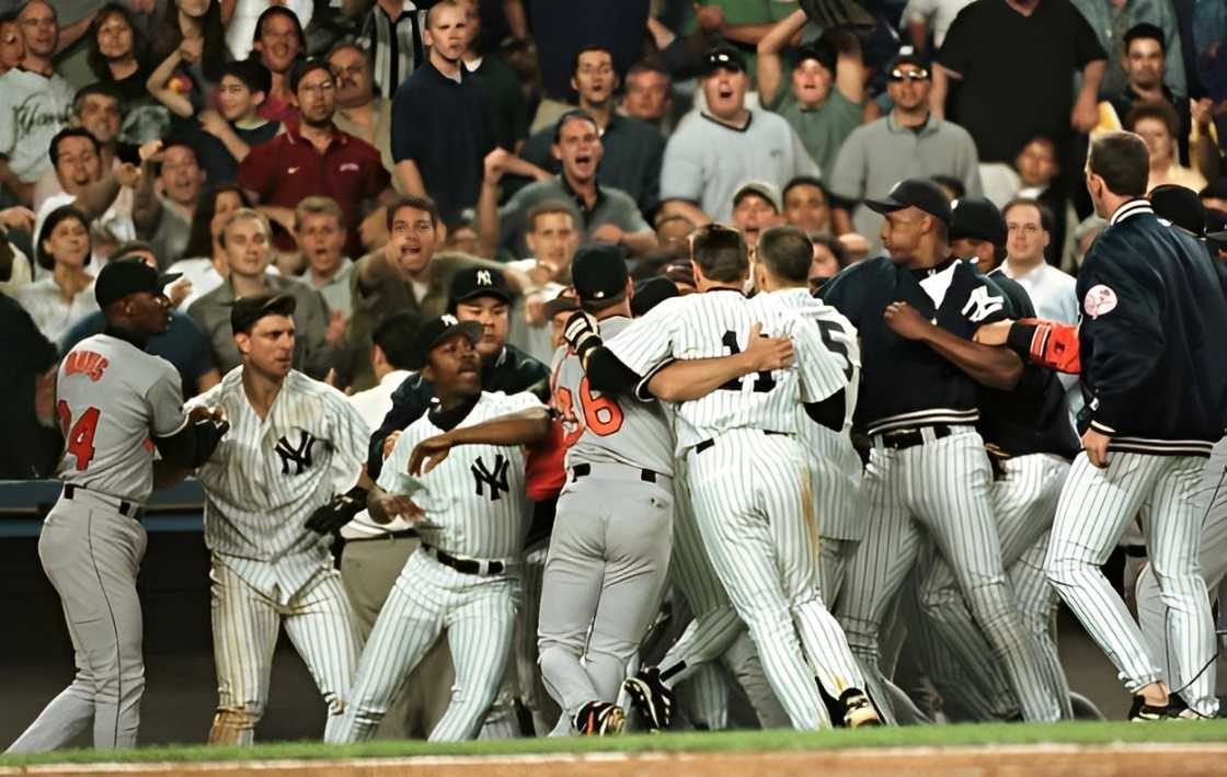 Armando Benitez and Tino Martinez fight. Armando Benitez and Tino Martinez fight.