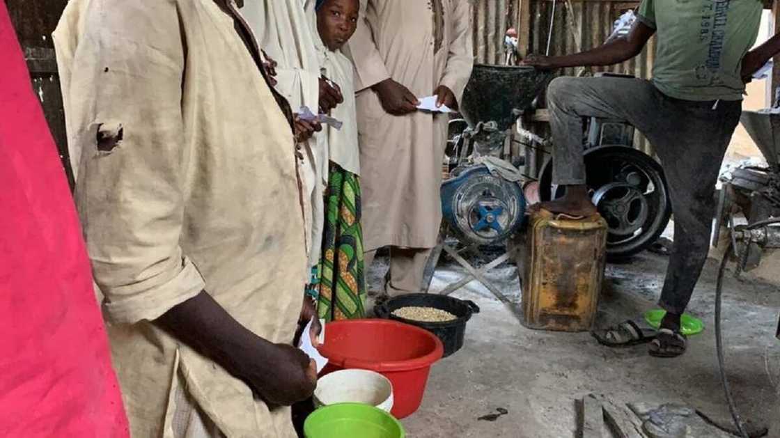 Yadda satar garin tuwo ta tilasta ba da katin shaida a wurin nika a Kano Yadda satar garin tuwo ta tilasta ba da katin shaida a wurin nika a Kano