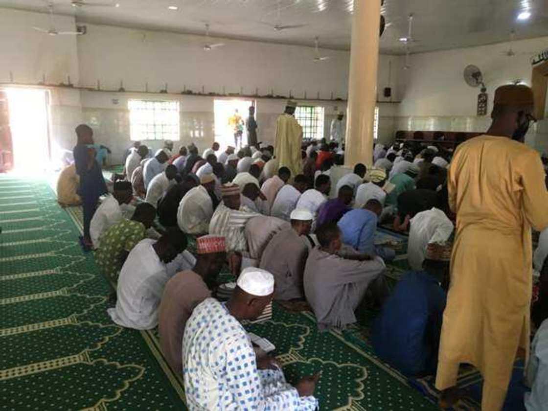 Kano: Yadda aka cika makil a masallacin Juma'a (Hotuna) Kano: Yadda aka cika makil a masallacin Juma'a (Hotuna)