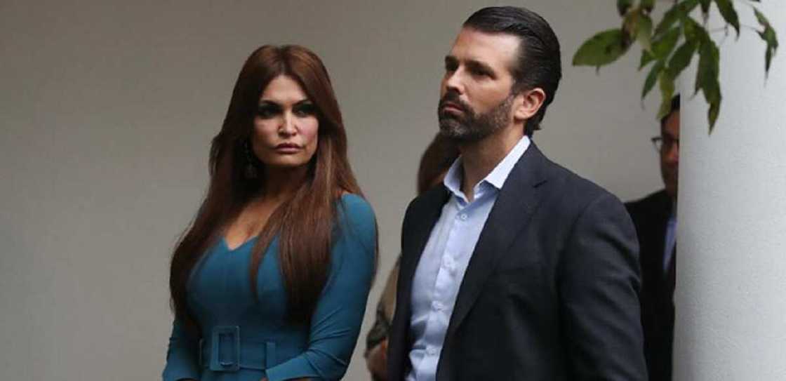 Budurwar ɗan Trump ta kamu da cutar korona Budurwar ɗan Trump ta kamu da cutar korona