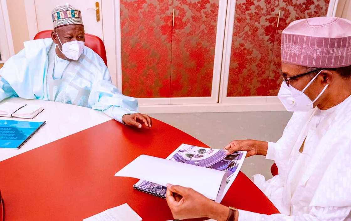 Ganduje ya kai wa shugaba Buhari zanen gadar da zai yiwa jama'ar Kano Ganduje ya kai wa shugaba Buhari zanen gadar da zai yiwa jama'ar Kano