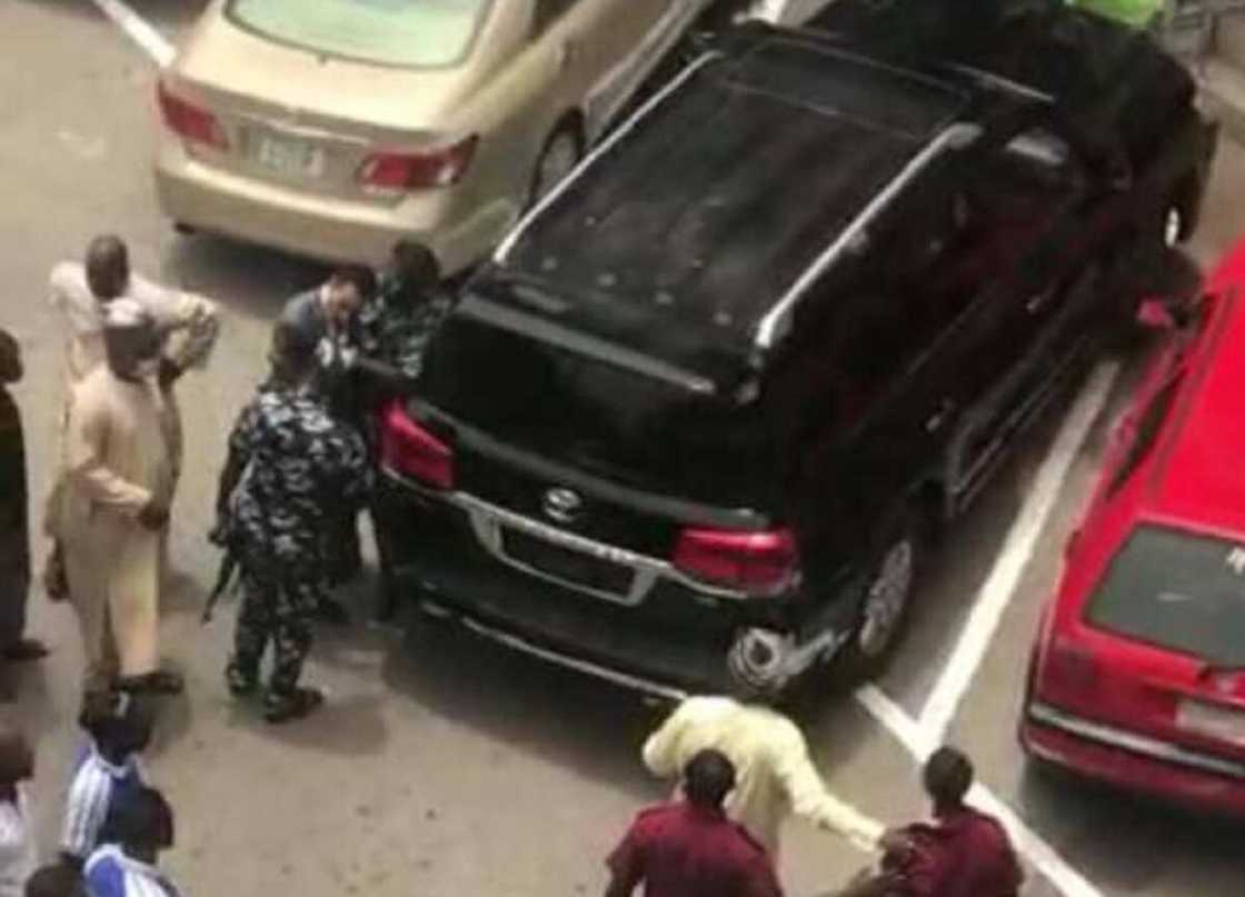 Shugaban CCT ya suburbudi mai gadi a Abuja, ya ce yayi masa 'tsageranci' Shugaban CCT ya suburbudi mai gadi a Abuja, ya ce yayi masa 'tsageranci'