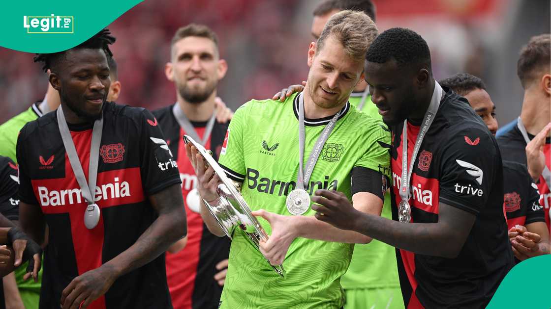 Edmond Tapsoba, Lukas Hradecky, Victor Boniface, FC Augsburg, Bayer Leverkusen, Bay Arena, Leverkusen, Germany, Bundesliga. Edmond Tapsoba, Lukas Hradecky, Victor Boniface, FC Augsburg, Bayer Leverkusen, Bay Arena, Leverkusen, Germany, Bundesliga.