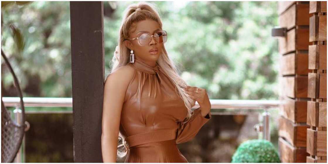 Toke Makinwa says she likes men who spend hard-earned money on her. Toke Makinwa says she likes men who spend hard-earned money on her.