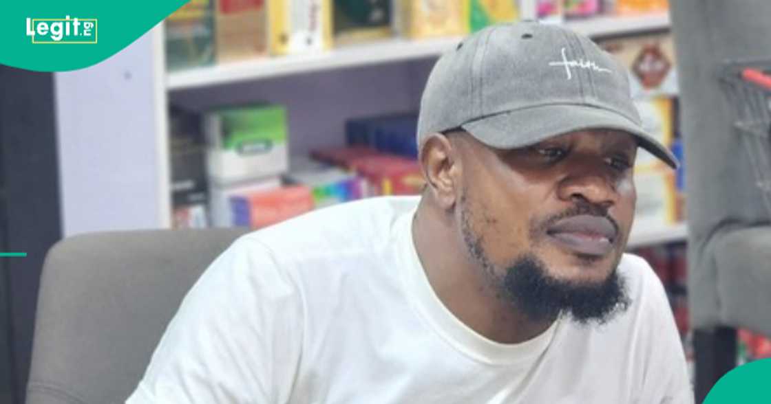 Man receives N500 cash gift from an area boy.