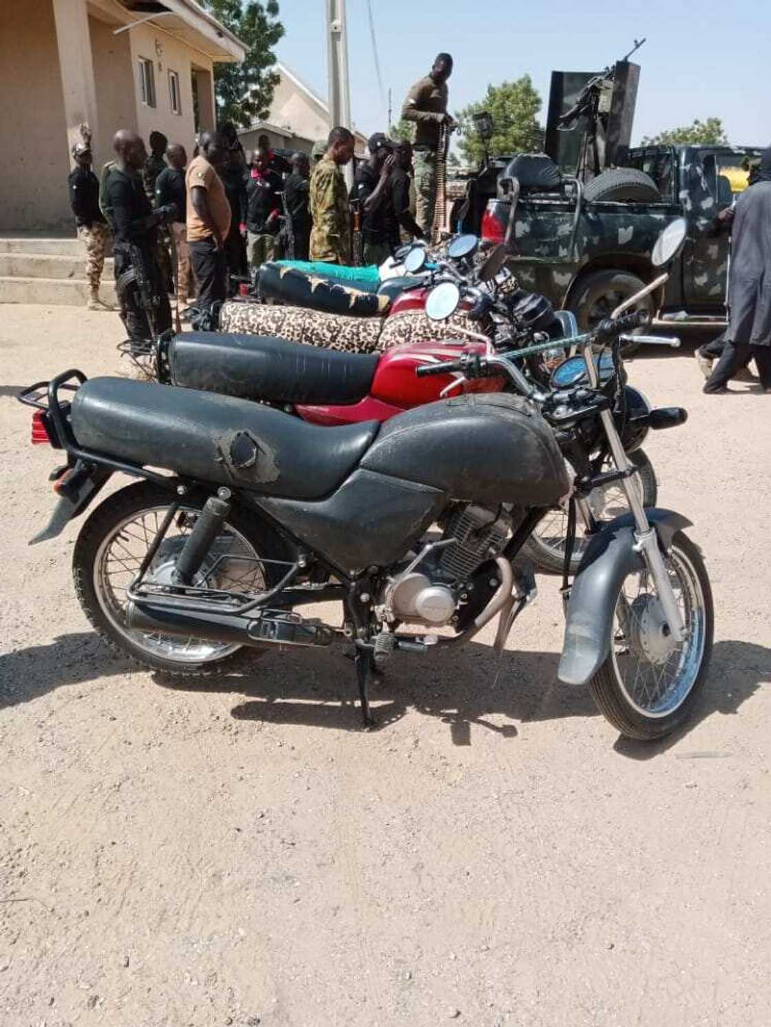 Sojoji sun damke mai kaiwa yan bindiga bayani, sun ceto mutane 23 a Katsina