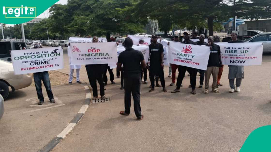 Abuja witnesses a massive PDP-led protest stretching to the US Embassy and European Union offices, stirring political tension across the capital. Abuja witnesses a massive PDP-led protest stretching to the US Embassy and European Union offices, stirring political tension across the capital.
