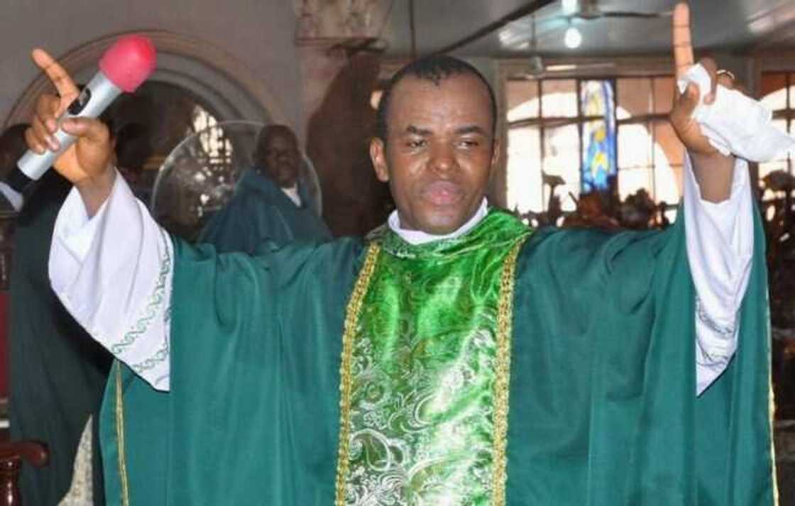 Manyan Darikar Katolika sun yi fushi da Fasto Mbaka saboda sukar Atiku Manyan Darikar Katolika sun yi fushi da Fasto Mbaka saboda sukar Atiku