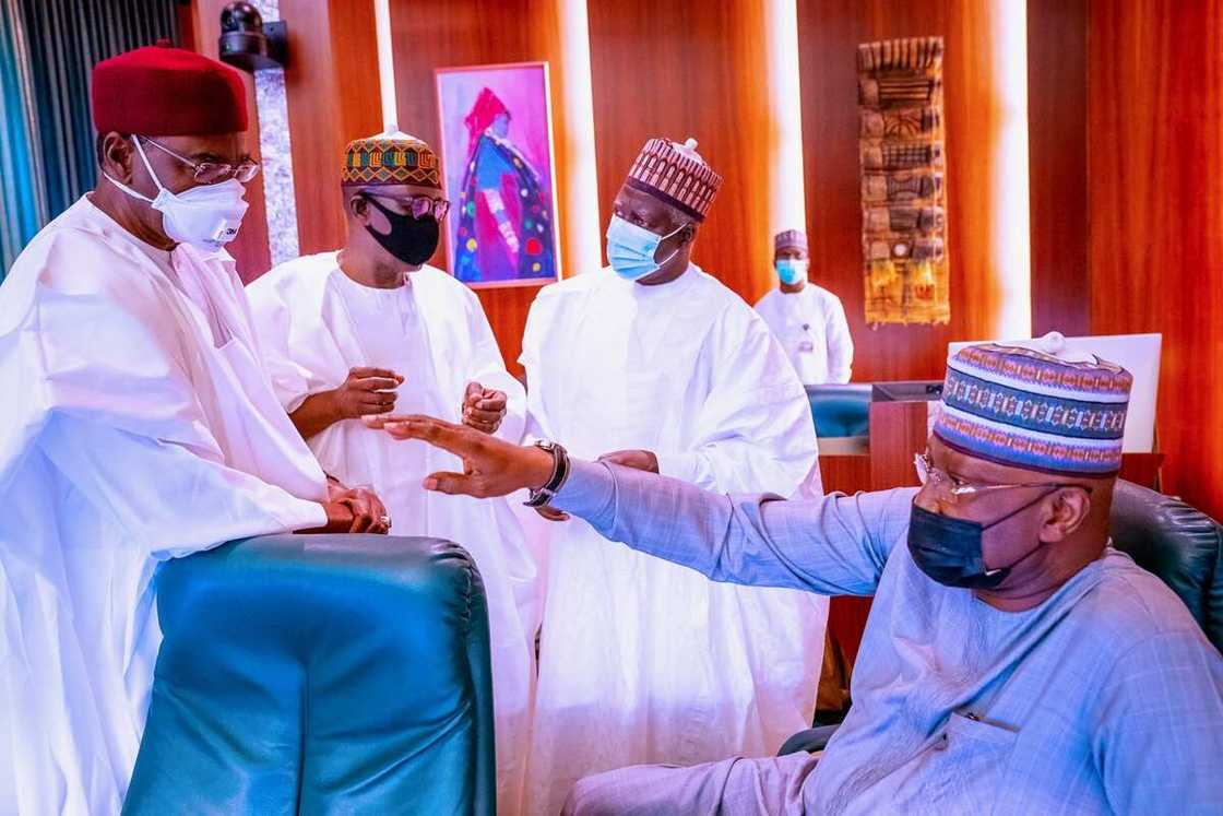 Yanzu-yanzu: Shugaba Buhari ya shiga taron gaggawa da tsaffin shugabannin Najeriya Yanzu-yanzu: Shugaba Buhari ya shiga taron gaggawa da tsaffin shugabannin Najeriya