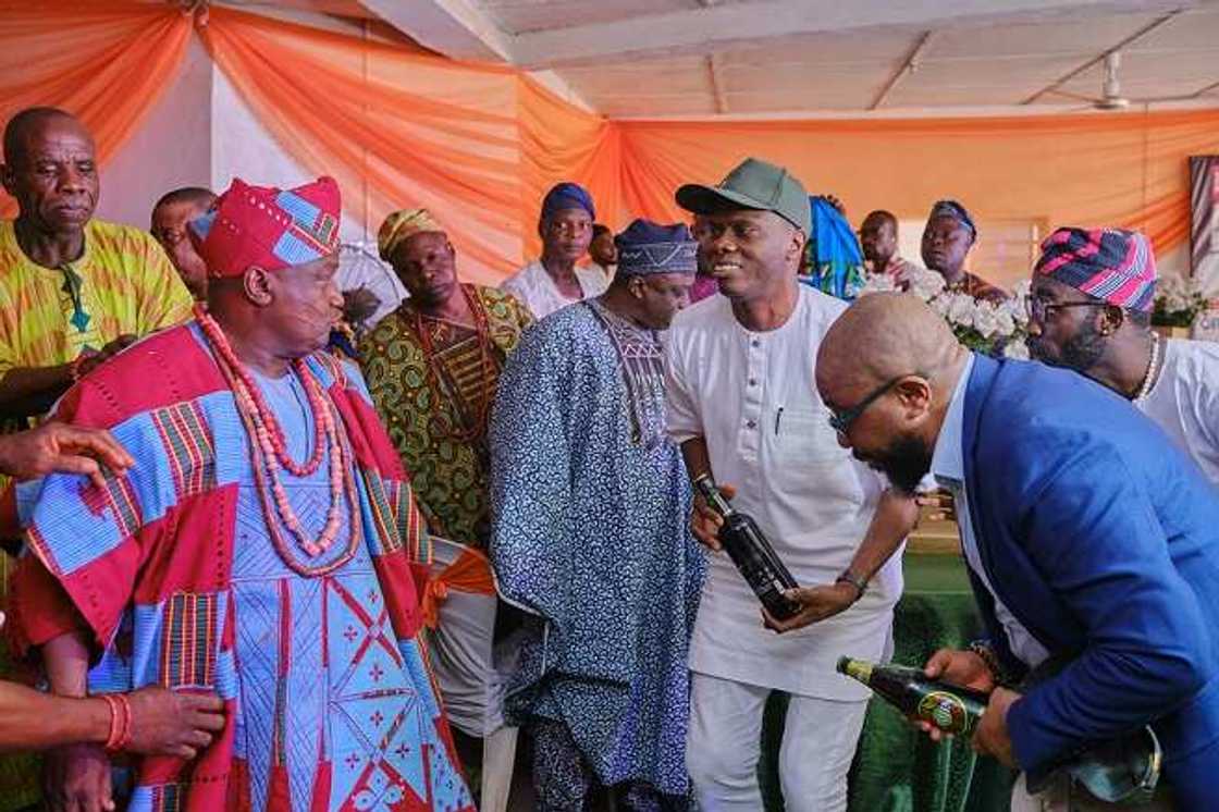 Orijin Pays Courtesy Visit to Ataoja Of Osogbo, Empowers Indigenes with Millions Orijin Pays Courtesy Visit to Ataoja Of Osogbo, Empowers Indigenes with Millions
