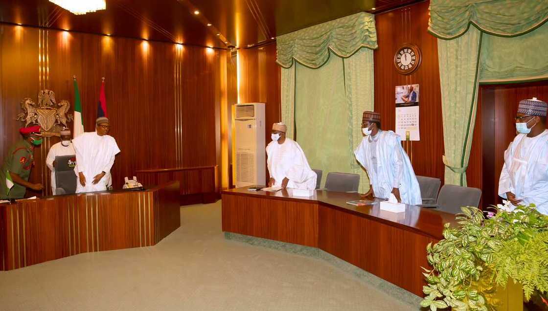 Gwamnoni masu adawa da Oshiomole sun kaiwa Buhari ziyarar godiya (Hotuna) Gwamnoni masu adawa da Oshiomole sun kaiwa Buhari ziyarar godiya (Hotuna)