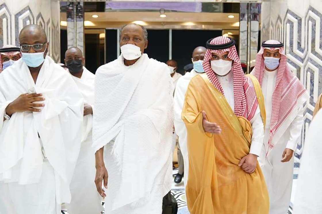 Labarin Hotuna: Dangote, Abdus Samad Rabiu sun gudanar da aikin Umrah tare da Buhari