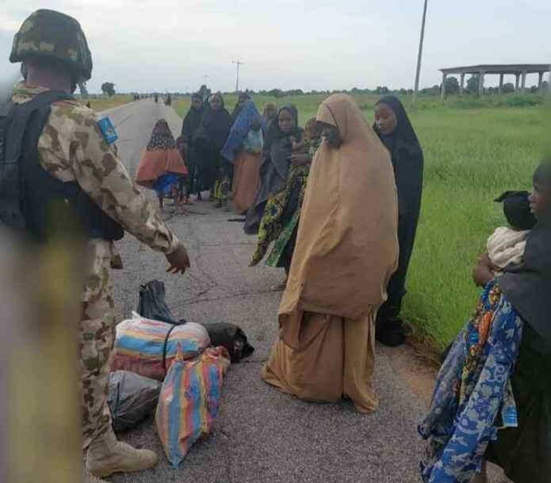 Nasara daga Allah: 'Yan Boko Haram 88 sun mika wuya da makamansu ga sojojin Najeriya Nasara daga Allah: 'Yan Boko Haram 88 sun mika wuya da makamansu ga sojojin Najeriya