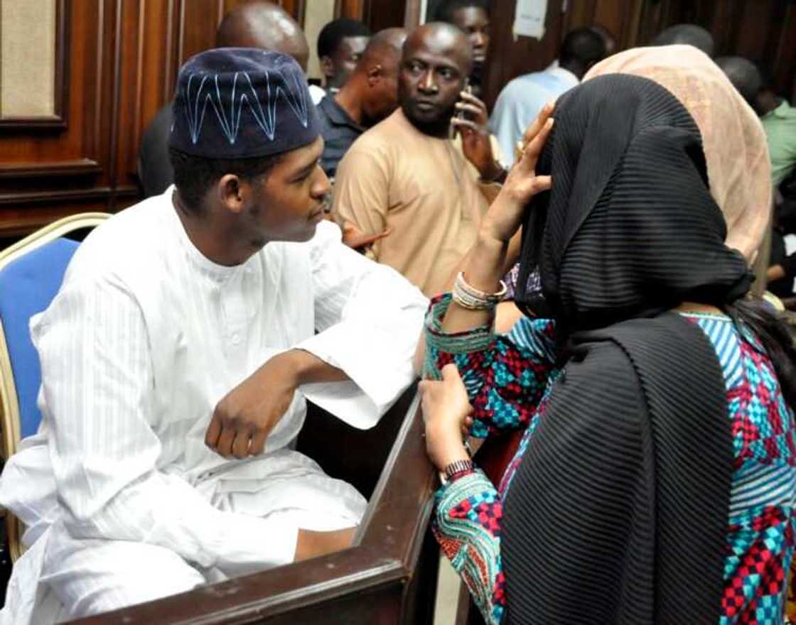 Faisal Maina: Dan Abdulrashid Maina da ya zare bindiga a lokacin da za a kama mahaifinsa (Hotuna) Faisal Maina: Dan Abdulrashid Maina da ya zare bindiga a lokacin da za a kama mahaifinsa (Hotuna)