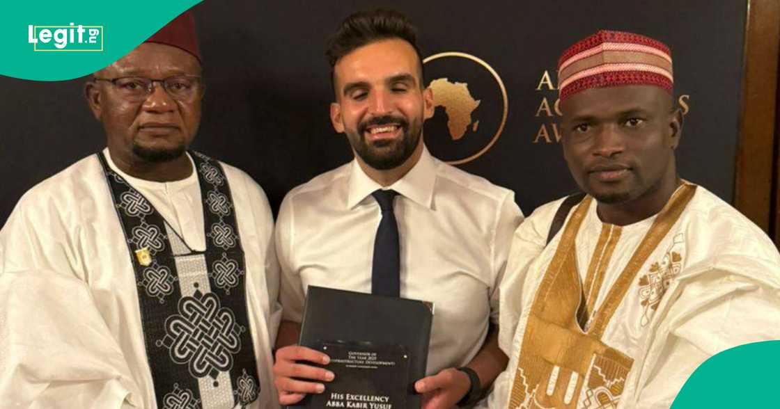 Wakilan da suka karba wa Abba Kabir lambar yabo a London Wakilan da suka karba wa Abba Kabir lambar yabo a London